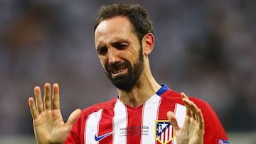 Juanfran llora desconsolado tras la derrota en los penaltis.