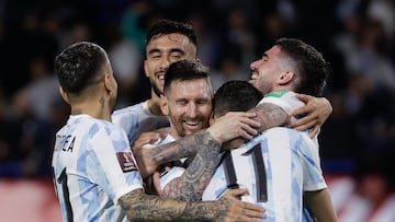 AMDEP8369. BUENOS AIRES (ARGENTINA), 25/03/2022.- Lionel Messi (c) de Argentina celebra un gol hoy, en un partido de las eliminatorias sudamericanas para el Mundial de Catar 2022 entre Argentina y Venezuela en el estadio La Bombonera en Buenos Aires (Argentina). EFE/Juan Ignacio Roncoroni
