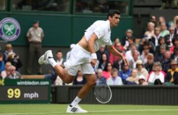 El tenista rumano Víctor Hanescu se enfrenta al suizo Roger Federer durante un partido de primera ronda del torneo de tenis de Wimbledon