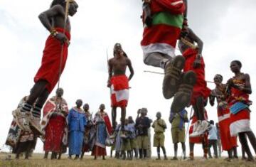 Partido de criquet entre los guerreros masai de criquet y los embajadores de criquet de la india durante un partido de criquet Twenty20 en Ol Pejeta Conservancy en el Parque Nacional de Laikipia