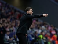 MADRID, 24/02/2026.- El entrenador del Atlético de Madrid, el argentino Diego Simeone, durante el partido de vuelta de la fase de acceso a los octavos de Liga de Campeones entre el Atlético de Madrid y el Brujas, este martes en el estadio Riyadh Air Metropolitano en Madrid.-EFE/ JuanJo Martín