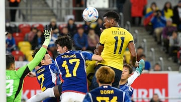 Japan's goalkeeper Daniel Schmidt (L), Japan's Ao Tanaka (C) and Ecuador's Michael Estrada (R) vie for the ball during the friendly football match between Japan and Ecuador in Duesseldorf, western Germany, on September 27, 2022. (Photo by SASCHA SCHUERMANN / AFP)