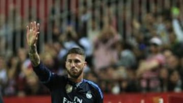 Sergio Ramos saluda a los Biris.
