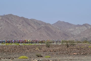 Pelotón estirado, en la quinta etapa del Tour de Omán 2022.