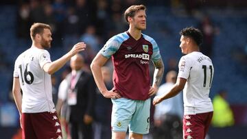 Jugadores del Aston Villa celebran la victoria contra el Burnley en la Premier League.