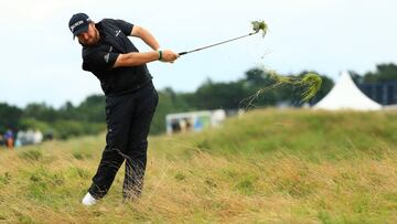 Shane Lowry golpea una bola durante la jornada final del 148th Open Championship disputado en Dunluce Links en el Royal Portrush Golf Club.