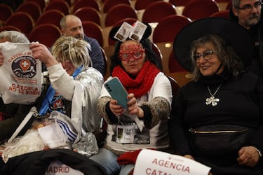 Personas disfrazadas se preparan antes del inicio del Sorteo Extraordinario de Navidad de la Lotería Nacional.