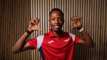 Thierry Ndikumwenayo posa en la redacción de AS.