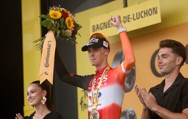 Thymen Arensman celebra en el podio su triunfo en la 14ª etapa.