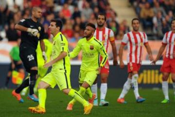 El delantero brasileño de Barcelona Neymar da Silva celebrando después de anotar durante el partido de fútbol de la liga española UD Almería vs FC Barcelona