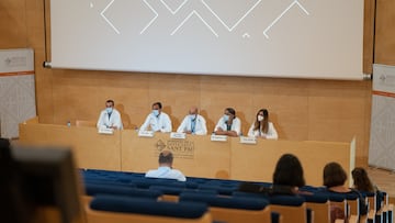 El responsable de la Unidad de Ictus del Hospital de la Santa Cruz y San Pablo, Joan Martí Fàbregas (c) y su equipo médico, comparecen para valorar el estado de salud del expresident de la Generalitat, en el Hospital de San Pau, a 13 de septiembre de 2022, en Barcelona, Cataluña (España). El experesidente de la Generalitat, Jordi Pujol, ingresó ayer lunes, 12 de septiembre, en el Hospital de Sant Pau tras sufrir un ictus. Como consecuencia de ello, su equipo médico le operó de urgencia y por el momento su estado de salud evoluciona favorablemente, aunque no han concretado el grado de afectación del ictus.
13 SEPTIEMBRE 2022;BARCELONA;ICTUS;OPERADO;JORDI PUJOL;GENERALITAT;OPERACIÓN;ENFERMEDAD;HOSPITAL SANT PAU
David Zorrakino / Europa Press
13/09/2022