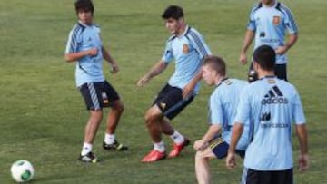 Morata, entre Óliver y Muniain, en un entrenamiento.
