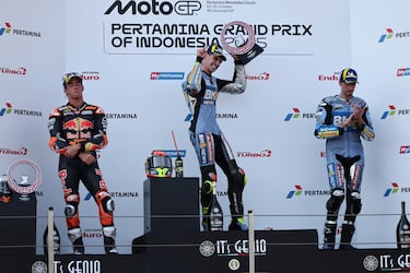 El podio del GP de Indonesia, totalmente español. Fermín Aldeguer celebra su victoria acompañado de su paisano, el piloto murciano Pedro Acosta y su compañero en Gresini Racing, Álex Márquez.