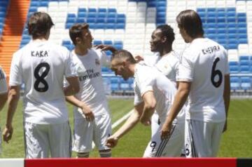 El Real Madrid C. F. y Emirates presentaron el nuevo acuerdo de patrocinio entre ambas entidades y la camiseta de la temporada 2013/14, que llevará el nombre de la compañía aérea.Al acto también acudieron los jugadores de la plantilla blanca, que posaron con las nuevas equipaciones.