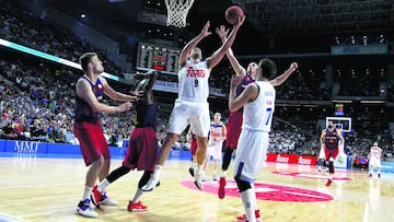 Reyes captura un rebote en el Clásico del 12 de marzo.