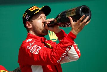 Sebastian Vettel celebrando la victoria en el GP de Gran Bretaña.