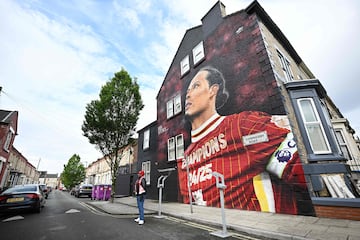 El mural del defensor nacido en Breda, Virgil van Dijk, obra del artista callejero Murwalls, se encuentra frente a uno de la ex estrella del Liverpool, Robbie Fowler, cerca de Anfield.
