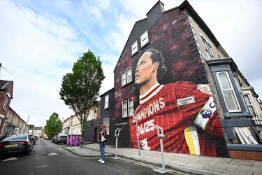 El mural del defensor nacido en Breda, Virgil van Dijk, obra del artista callejero Murwalls, se encuentra frente a uno de la ex estrella del Liverpool, Robbie Fowler, cerca de Anfield.