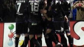 <b>CELEBRACIÓN. </b>Los jugadores del Valladolid festejaron el gol de Jofre junto a los aficionados pucelanos.