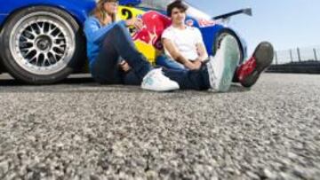 <b>PROFESOR Y ALUMNA. </b>Carlos Sainz Jr. y Gisela Pulido descansan junto al Porsche en el Jarama.