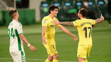 Gerard Moreno y Paco Alc&aacute;cer celebran un gol en Elche.