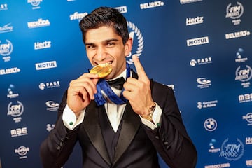 Jorge Martn con la medalla de campen de MotoGP durante la Gala de campeones de la FIM.