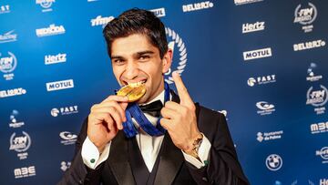 Jorge Martín con la medalla de campeón de MotoGP durante la Gala de campeones de la FIM.
