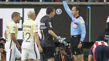 El penal para Chivas, la roja a Samudio y la expulsión de La Volpe fueron las jugadas que decidieron el destino del encuentro.