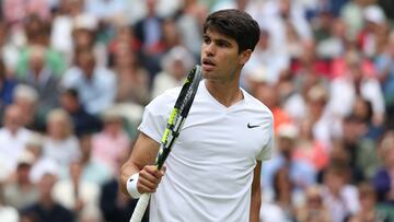 Wimbledon (United Kingdom), 12/07/2024.- Carlos Alcaraz of Spain reacts during his Men's Singles semifinal match against Daniil Medvedev of Russia at the Wimbledon Championships, Wimbledon, Britain, 12 July 2024. (Tenis, Rusia, España, Reino Unido) EFE/EPA/NEIL HALL EDITORIAL USE ONLY
