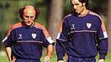 CON SABINO PADILLA. Alkorta, ayer junto al médico del Athletic.