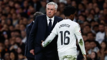 Real Madrid's Brazilian forward #16 Endrick leaves the pitch past Real Madrid's Italian coach Carlo Ancelotti during the Spanish league football match between Real Madrid CF and RCD Mallorca at the Santiago Bernabeu Stadium in Madrid, on May 14, 2025. (Photo by Pierre-Philippe MARCOU / AFP)