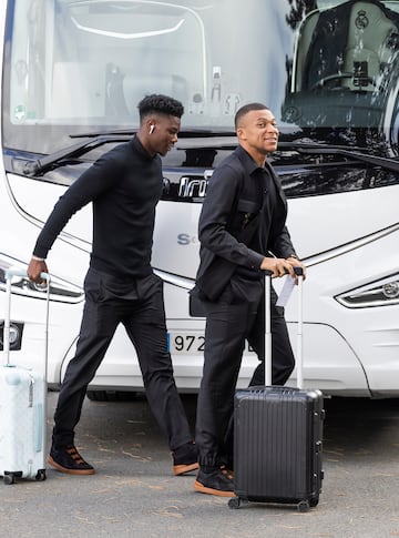 Aurélien Tchouaméni y Kylian Mbappé a la llegada. 