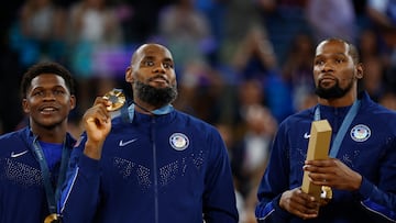 Paris 2024 Olympics - Basketball - Men's Victory Ceremony - Bercy Arena, Paris, France - August 10, 2024. Gold medallists Lebron James of United States, Anthony Edwards of United States and Kevin Durant of United States pose with their medals. REUTERS/Evelyn Hockstein
