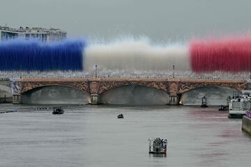 Espectacular alarde de la pirotecnia con los colores de la bandera francesa el 26 de julio, día de la ceremonia de inauguración de los Juegos Olímpicos de 2024.