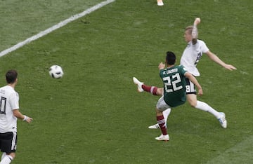 En el partido debut del tricolor, enfrentando a Alemania, un contragolpe terminó en los pies del ‘Chucky’, dentro del rectángulo grande recortó a Mesut Özil, y con derecha definió frente a Toni Kroos y Manuel Neuer, convirtiéndose en uno de sus triunfos más importantes en una Copa del Mundo.