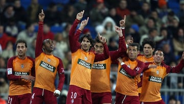 Así festejaron los jugadores del Recre su gran victoria en el Bernabeu hace 15 años.