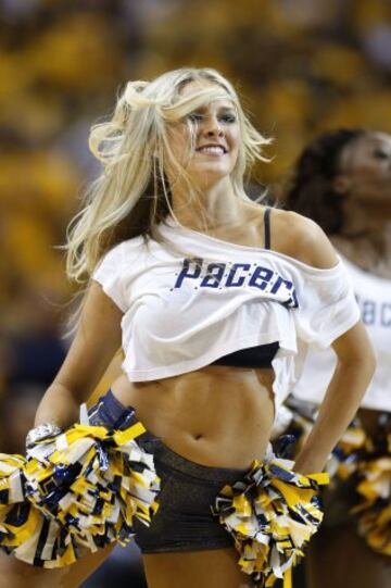 Cheerleader de los Pacers.