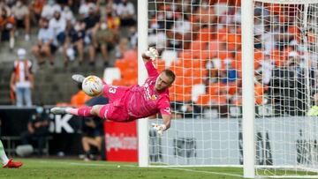 Cillessen evita con esta parada el 1-2 de Williams.