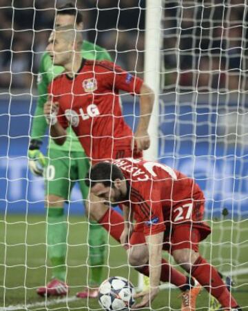 El centrocampista alemán del Leverskusen Gonzalo Castro recoge la pelota después de que su equipo anotó  en el partido de la UEFA Champions League del partido de vuelta entre París Saint-Germain FC y el Bayer Leverkusen en el estadio Parc des Princes