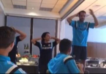 Cesc Fàbregas fue obligado a cantar y bailar la macarena en su primera comida con el Chelsea.