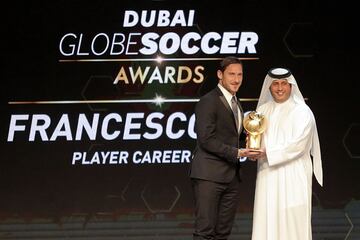 Francesco Totti recibe el premio a su trayectoria deportiva