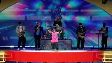 Emmanuel Kelly y Coldplay en el show de medio tiempo del Mundial de Clubes 2025 en el MetLife Stadium de Nueva Jersey.