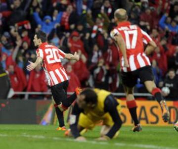 Aduriz celebra su gol.