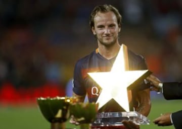 Ivan Rakitic, tras recibir el trofeo como mejor jugador del encuentro