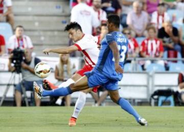 El jugador colombianoi del Getafe, Freddy Hinestroza, disputa el balón a Ximo Naranjo.