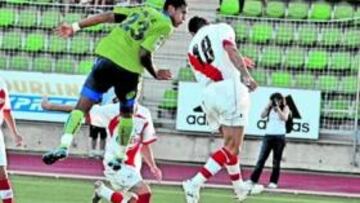 <b>ENTREGA. </b>Rondón y Serrano disputan un balón que remata el jugador del club canario.