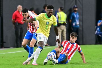 Vinicius pelea un balón con Damián Bobadilla en el Paraguay-Brasil.