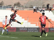 Futbol, Cobresal vs Deportes Limache.
Fecha 7, campeonato nacional 2026.
El jugador de Deportes Limache, Augusto Aguirre, izquierda, juega el balon durante el partido de primera division contra Cobresal realizado en el estadio El Cobre de El Salvador, Chile.
15/03/2026
Oscar Tello/Photosport
Football, Cobresal vs Deportes Limache.
7th date, 2026 national championship.
Deportes Limache’s player Augusto Aguirre, left, plays the ball during the first division match against Cobresal at the El Cobre stadium in El Salvador, Chile.
15/03/2026
Oscar Tello/Photosport
