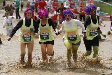 En Biere, el oeste de Suiza, se celebra una cómica y loca carrera en el barro, la conocida como "La Barjot Run", donde la imaginación juega un papel importante.