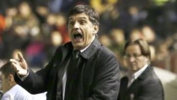 El entrenador de Osasuna Jos&eacute; Luis Mendil&iacute;bar, da instrucciones a sus jugadores en su partido ante el Granada, de la decimos&eacute;ptima jornada de Liga de Primera Divisi&oacute;n disputado esta noche en el estadio Reyno de Navarra.